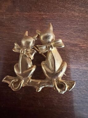 AAi Gomd tone cats on branch pin brooch